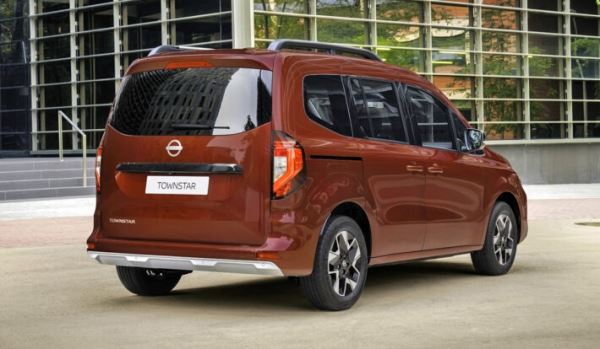 Компания Nissan представила в Европе новый фургон Townstar