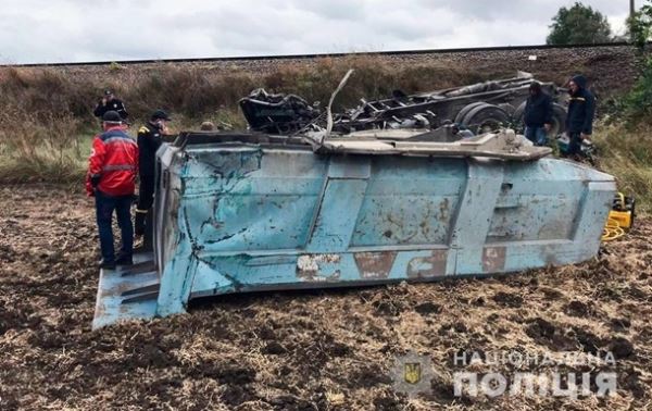 На Николаевщине грузовик столкнулся с поездом: водитель погиб