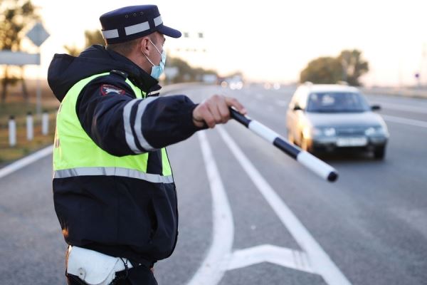 Пьяный воронежец получил срок за попытку дать взятку сотруднику ДПС и угнать полицейское авто 