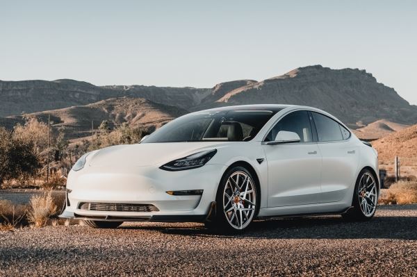 Tesla повысит дорожный просвет Model 3 для страны с плохими дорогами