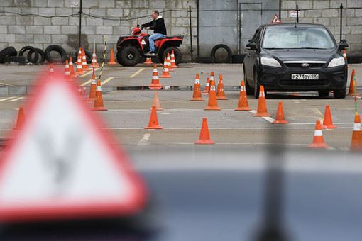 В России начнут учить вождению машин и мотоциклов на магистралях