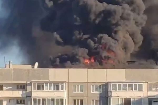 В Тюмени горит крыша девятиэтажного жилого дома 