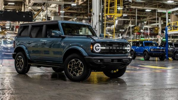 Глава Jeep потроллил Ford из-за проблем с крышей Bronco