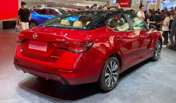 Седан Nissan Sylphy получил новый салон и гибридную версию в Китае