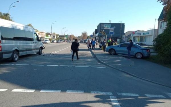 На Киевщине авто вылетело на автобусную остановку, пострадала женщина